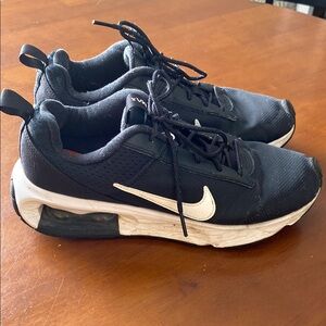 Nike Women’s AirMax Black and White Athletic Sneakers Size 9.5